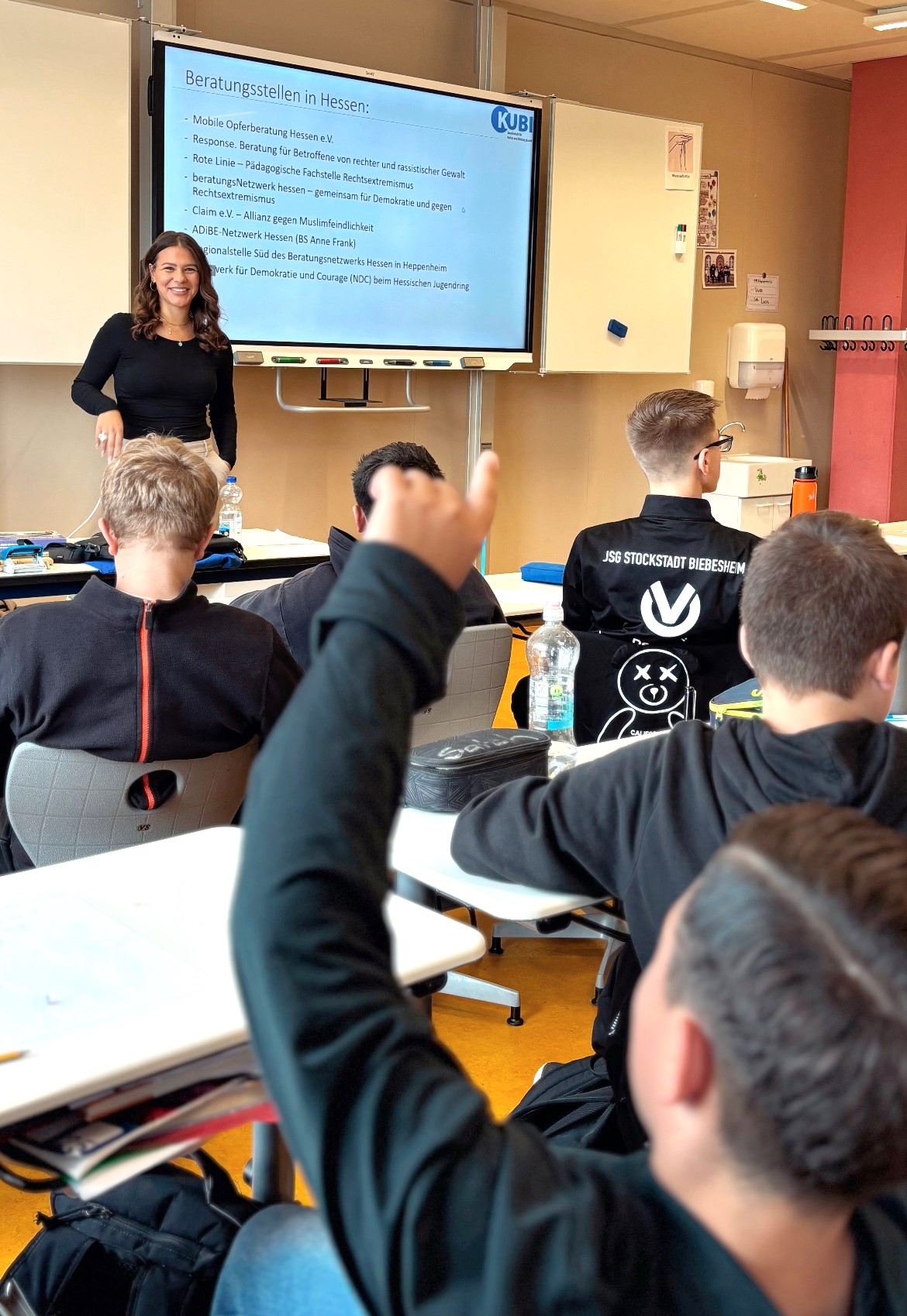 Menschen melden sich bei einem Vortrag